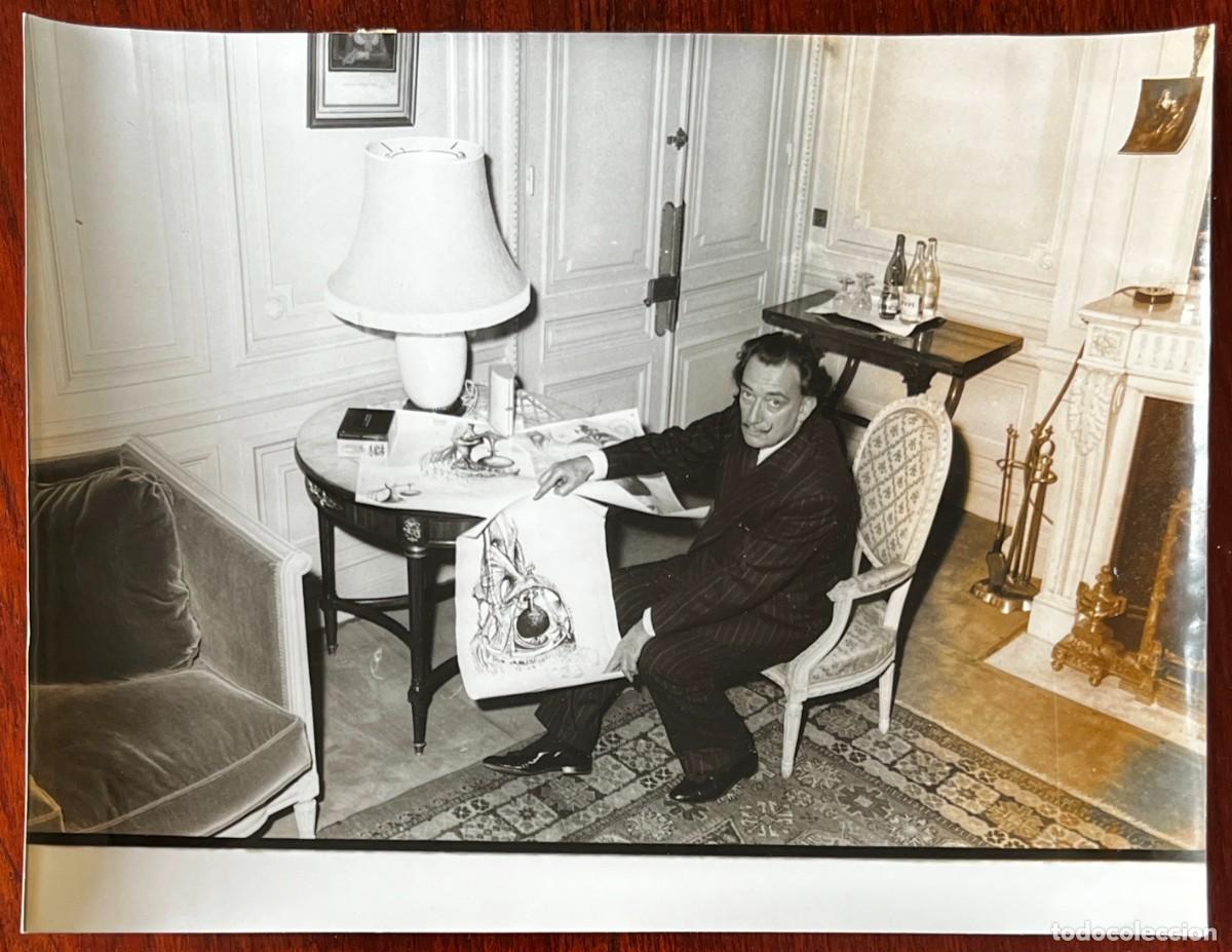 Fotograf&iacute;a antigua: Fotograf&iacute;a de del pintor espa&ntilde;ol Salvador Dal&iacute;, original de prensa en blanco y negro, mide aprox. 24