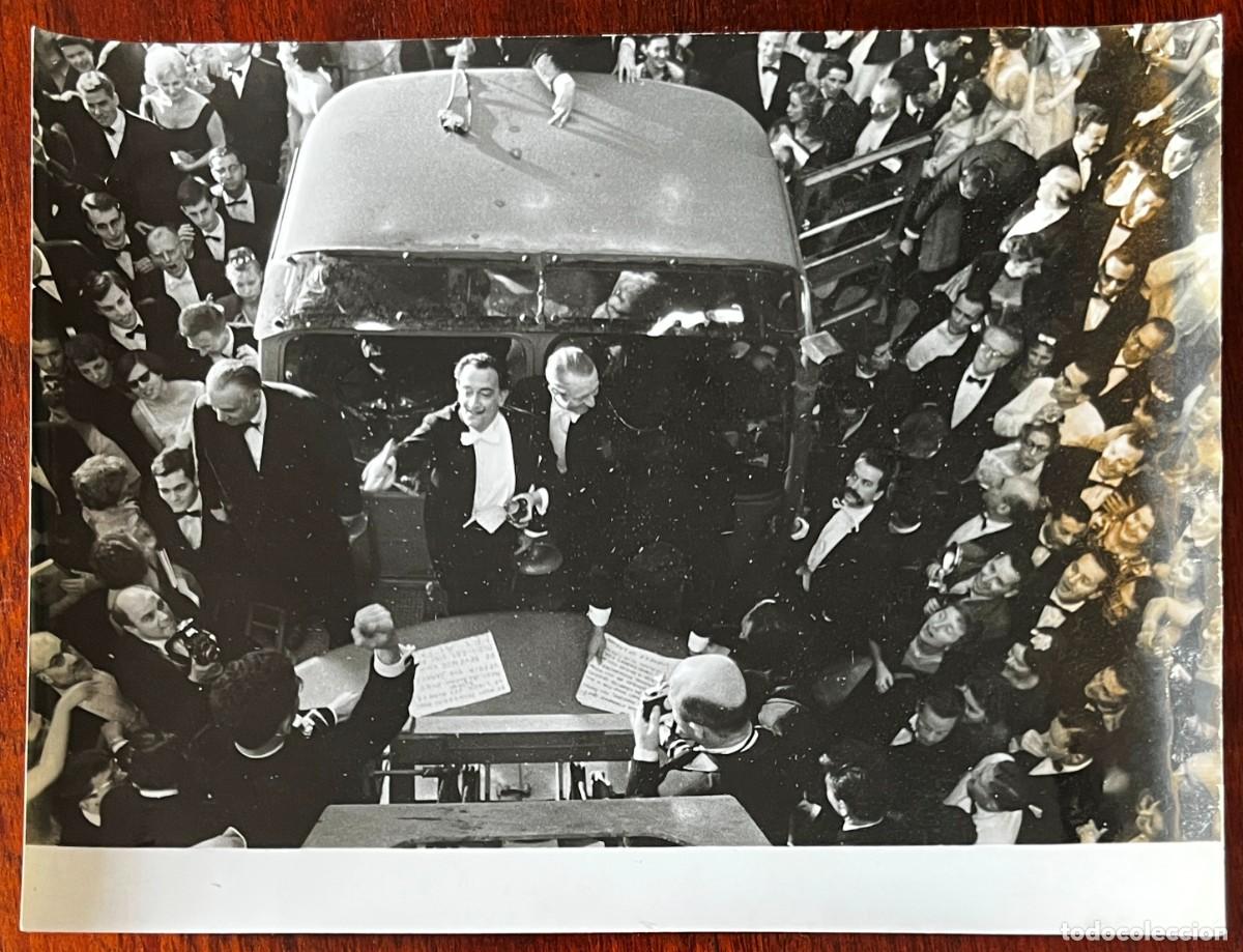 Fotograf&iacute;a antigua: Fotograf&iacute;a de del pintor espa&ntilde;ol Salvador Dal&iacute;, original de prensa en blanco y negro, a su llegada a