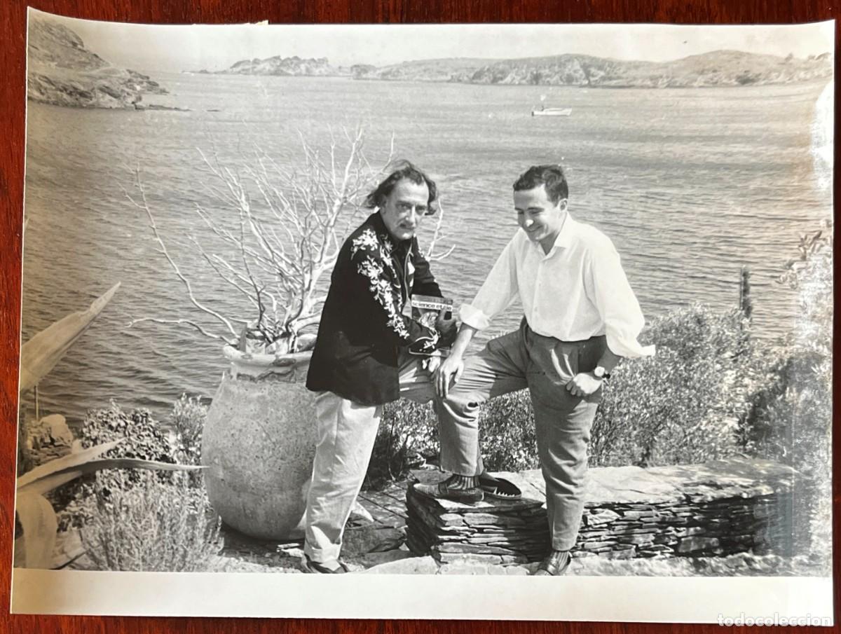 Fotograf&iacute;a antigua: Fotograf&iacute;a de del pintor espa&ntilde;ol Salvador Dal&iacute;, original de prensa en blanco y negro, en su casa de