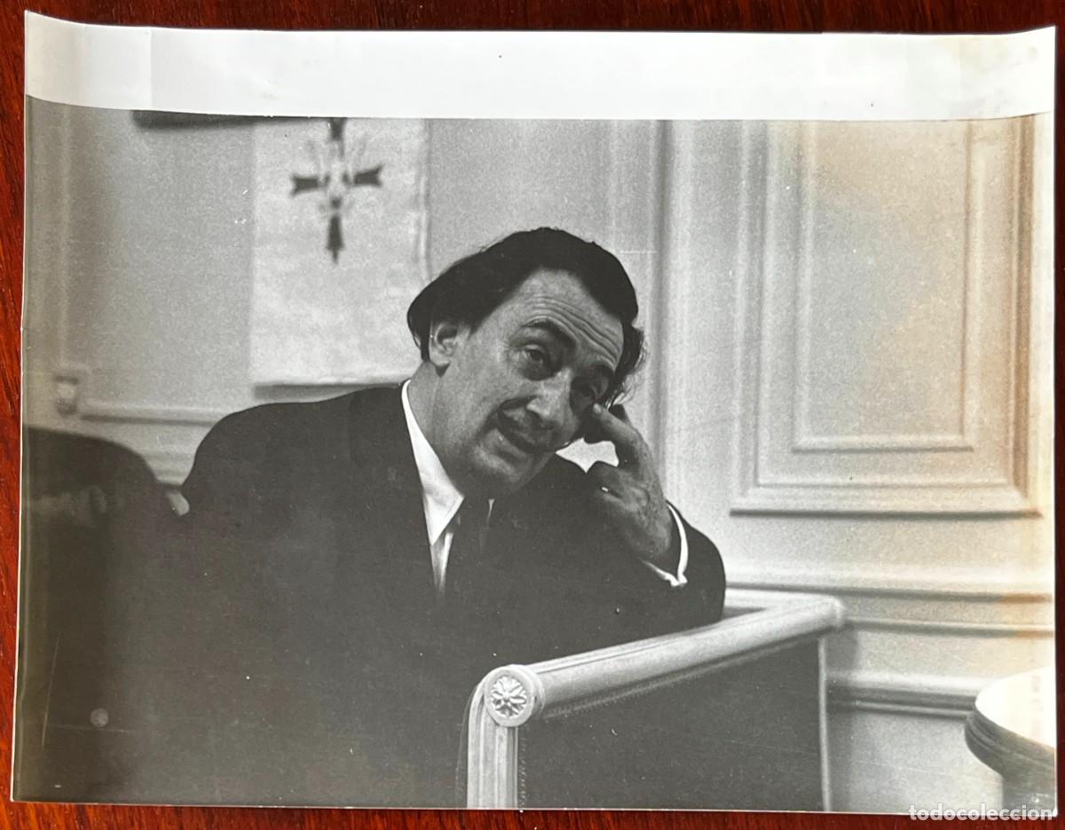 Fotograf&iacute;a antigua: Fotograf&iacute;a de del pintor espa&ntilde;ol Salvador Dal&iacute;, original de prensa en blanco y negro, mide aprox. 24