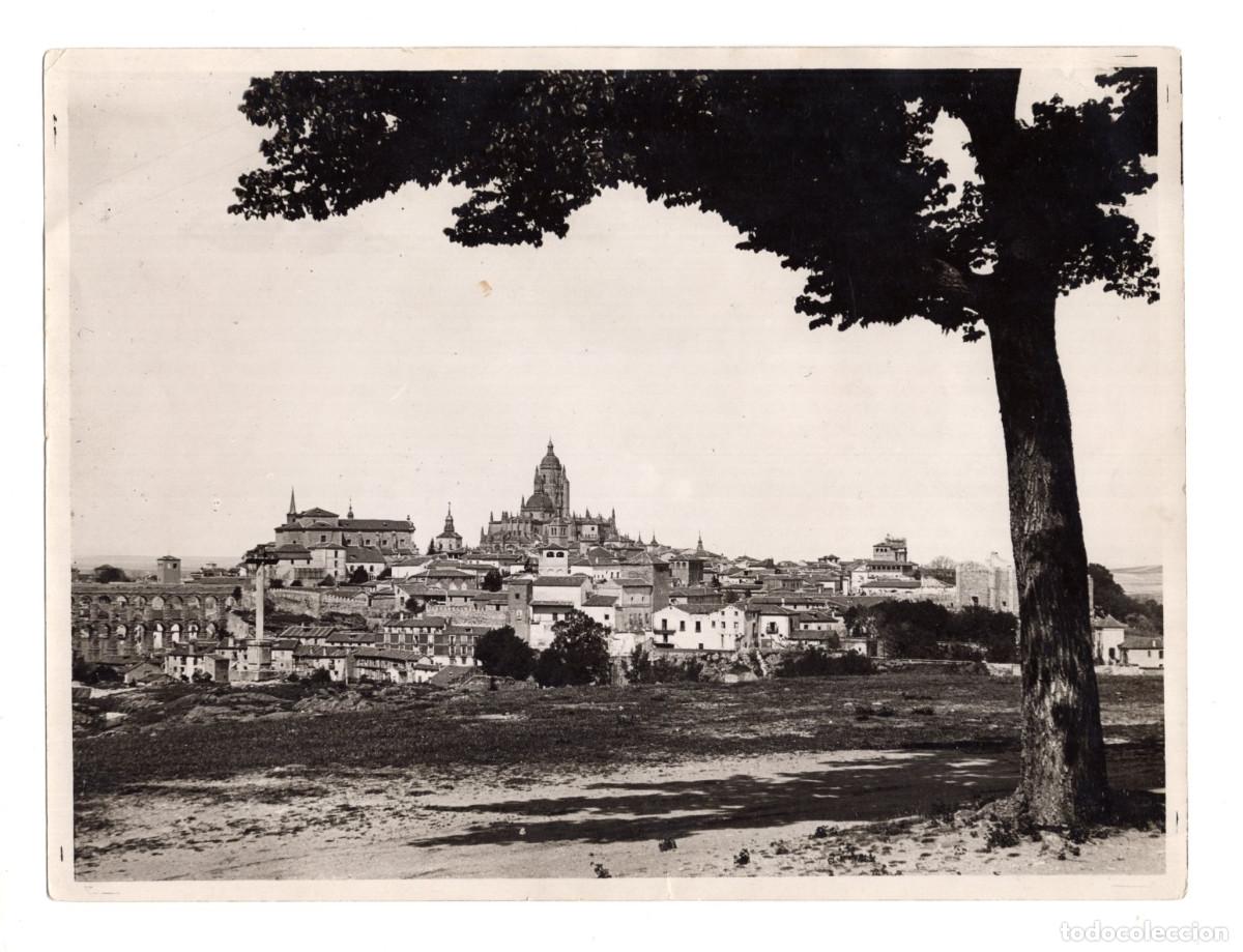 Photographie ancienne: SEGOVIA.- VISTA GENERAL DESDE NORDESTE, DESTACANDO CONJUNTO URBANO, CATEDRAL Y ACUEDUCTO. 24X18.