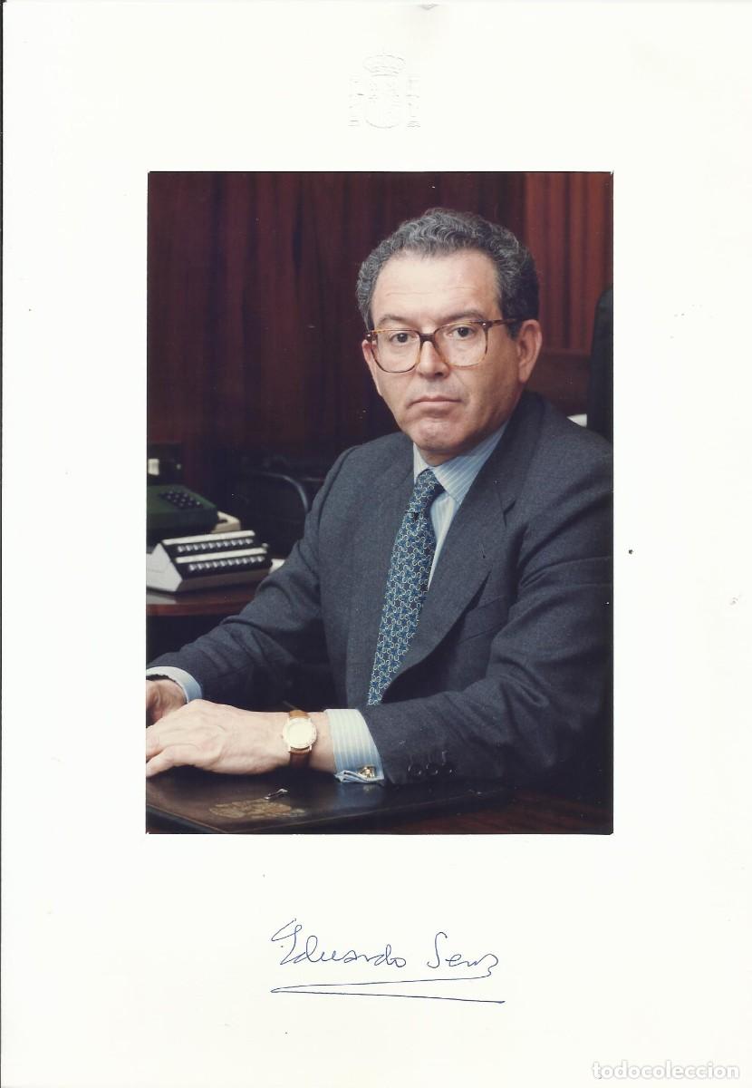 Fotograf&iacute;a antigua: Eduardo Serra. Ministro de Defensa (1996-2000). Fotograf&iacute;a firmada. 1997. 27x19 cm.