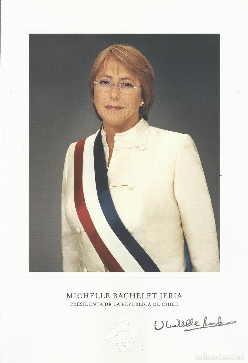 Fotograf&iacute;a antigua: Michelle Bachelet Jeria. Presidenta Chile (2006-2010). Fotograf&iacute;a firmada. 26x18 cm.