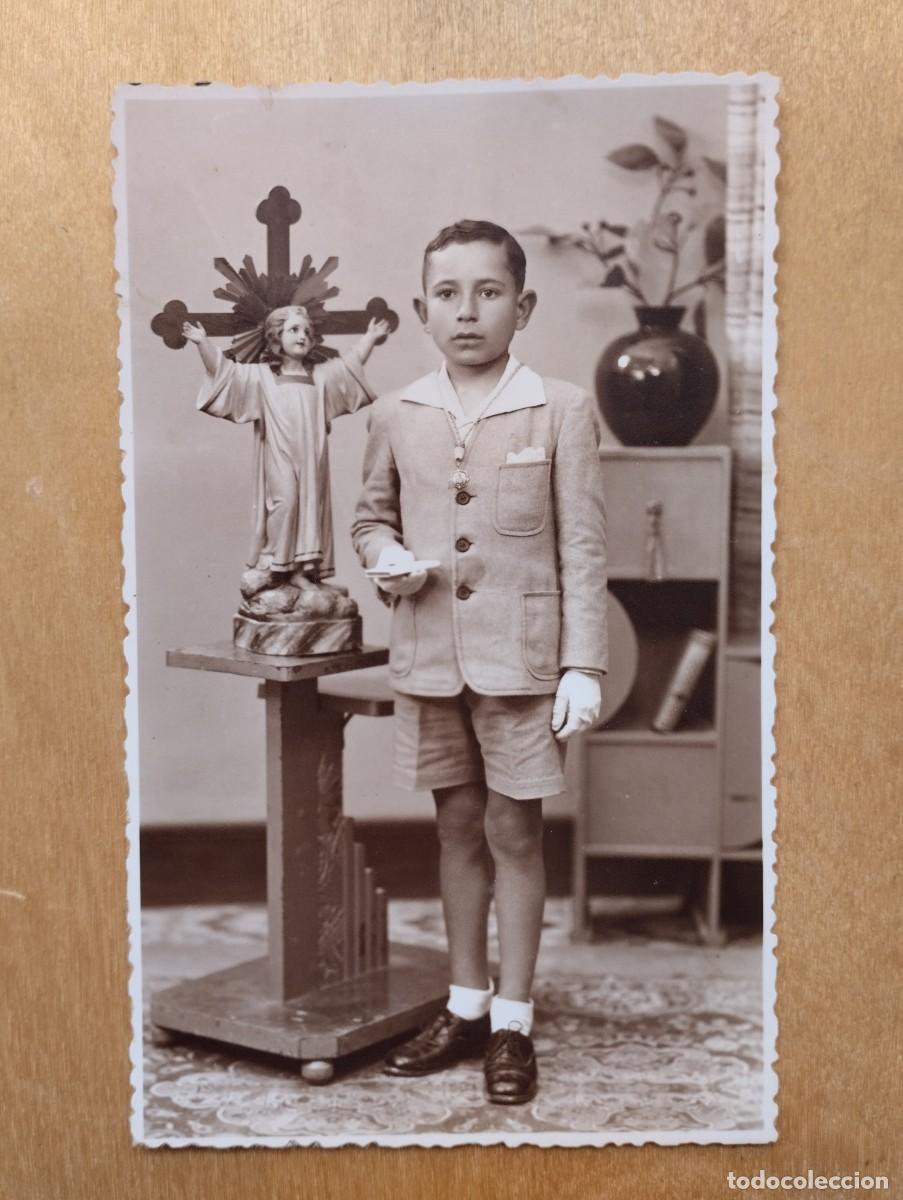 Antique Photography: Fotograf&iacute;a antigua de un ni&ntilde;o de comuni&oacute;n junto a talla de Ni&ntilde;o Jes&uacute;s y Cruz.