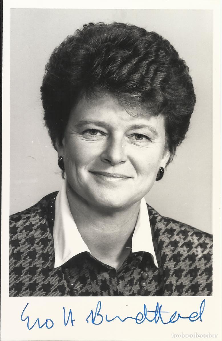 Fotograf&iacute;a antigua: Gro Harlem. Primera ministra de Noruega (1990-1996). 1994. Fotograf&iacute;a firmada. 15x9,5 cm.