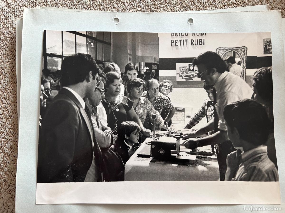 Fotograf&iacute;a antigua: 2 FOTOGRAFIAS ORIGINALES 1978 FERIA HOGAROTEL BARCELONA