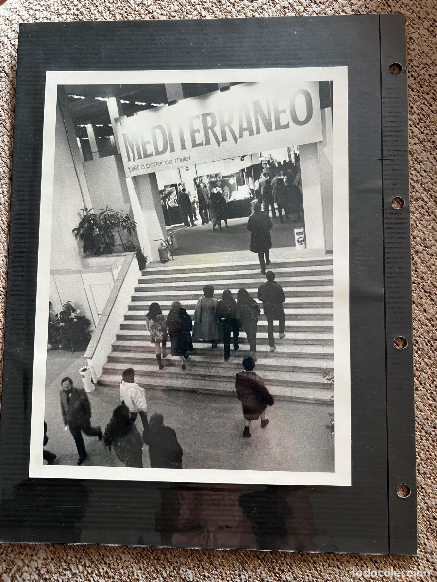 Fotografia antiga: 2 FOTOGRAFIAS ORIGINALES FERIA MUESTRAS BARCELONA MEDITERRANEO PRET A PORTER