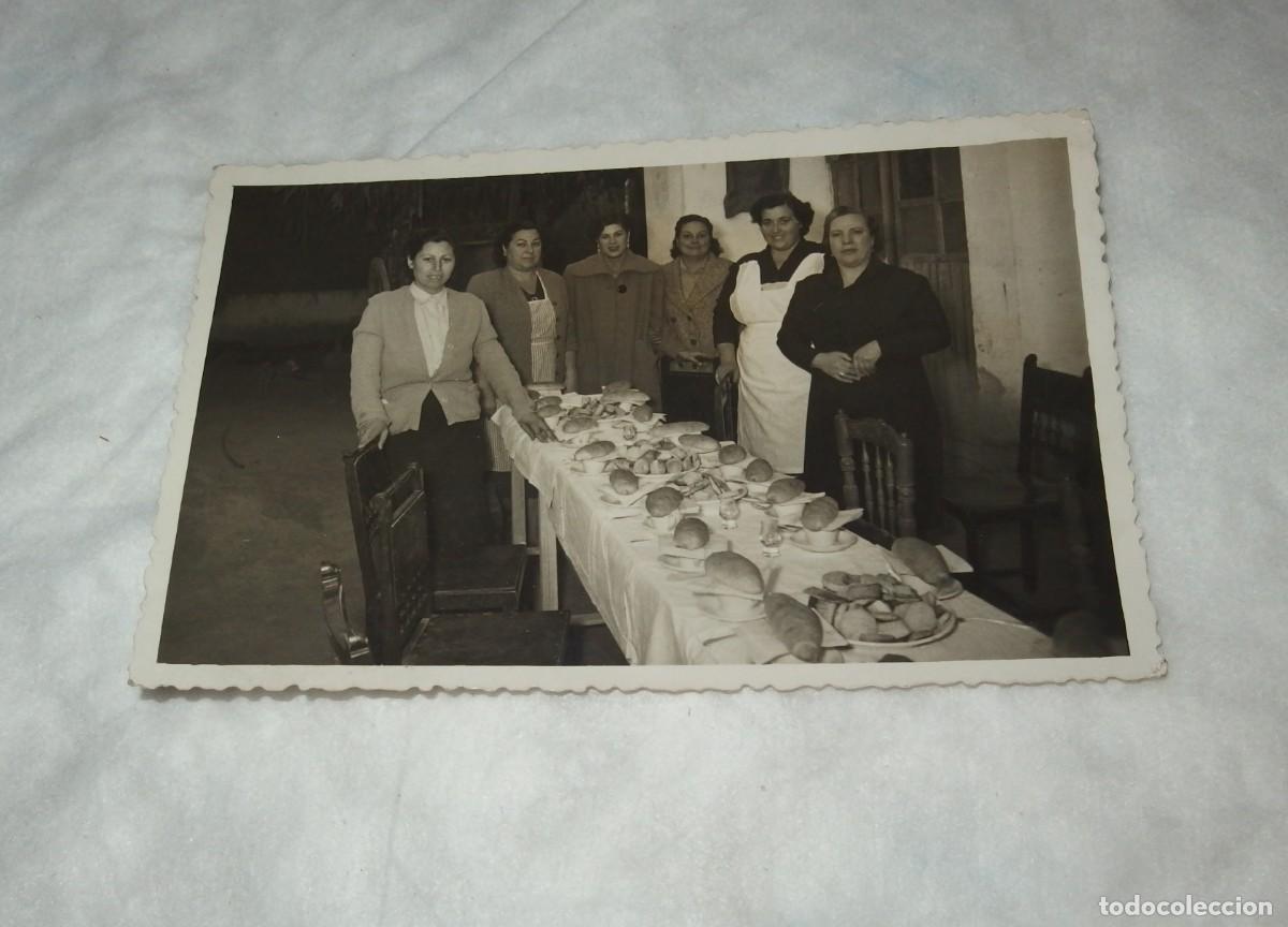 Fotograf&iacute;a antigua: PREPARACI&Oacute;N DE UN BANQUETE HUMILDE,EN LOS A&Ntilde;OS 40