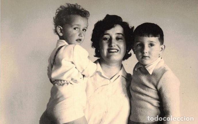 Fotograf&iacute;a antigua: :::: FF232 - FOTOGRAFIA - SE&Ntilde;ORA CON SUS DOS NI&Ntilde;OS - 1958 - 18 X 11,5 CM.
