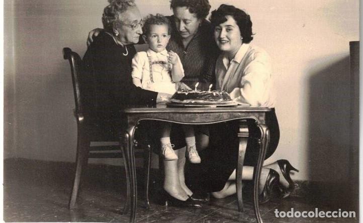 Fotograf&iacute;a antigua: :::: FF233 - FOTOGRAFIA - NI&Ntilde;ITO EN SU CUMPLEA&Ntilde;OS CON SU MAMA Y SUS DOS ABUELITAS