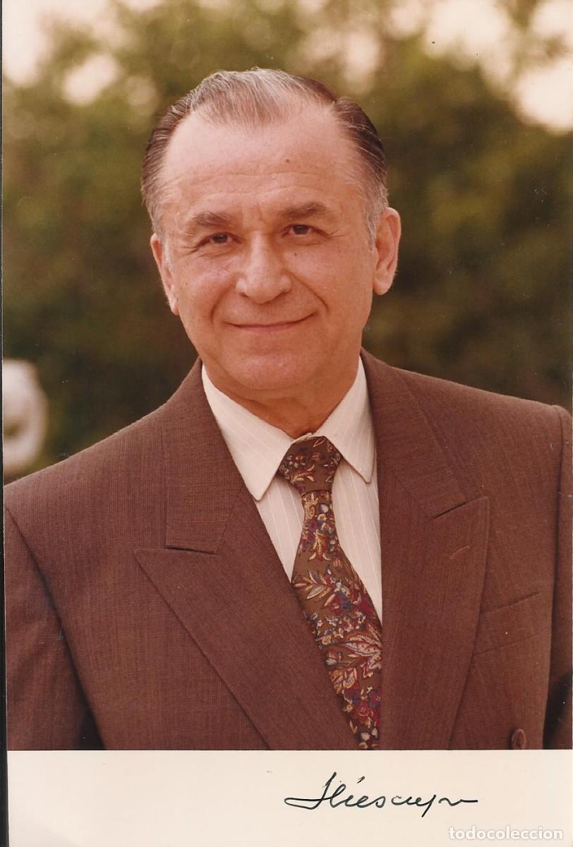 Fotograf&iacute;a antigua: Ion Iliescu. Presidente Ruman&iacute;a (1989-1996). 1994. Fotograf&iacute;a firmada. 18x12 cm.