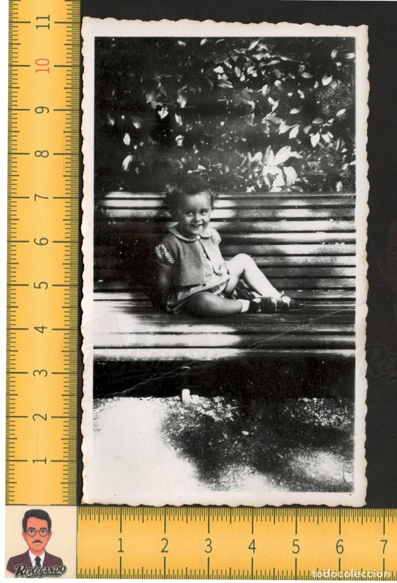 Fotograf&iacute;a antigua: SIMP&Aacute;TICA NI&Ntilde;A SONRISA SENTADA EN BANCO JARD&Iacute;N PARQUE / FOTO ANTIGUA A&Ntilde;OS 50 / INFANCIA ESPA&Ntilde;A