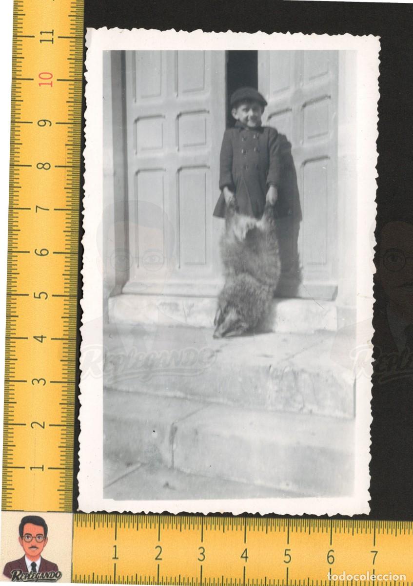 Fotograf&iacute;a antigua: NI&Ntilde;O CON BOINA Y ABRIGO POSA CON TEJ&Oacute;N PIEZA DE CAZA - FOTO ANTIGUA A&Ntilde;OS 40/50 - INFANCIA