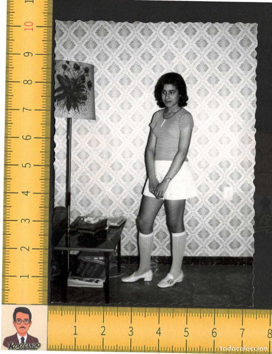 Fotograf&iacute;a antigua: CHICA JOVEN EN MINIFALDA POSA EN SAL&Oacute;N PAPEL PARED / MUJER YE-Y&Eacute; / FOTO ANTIGUA A&Ntilde;OS 60 - ESPA&Ntilde;A