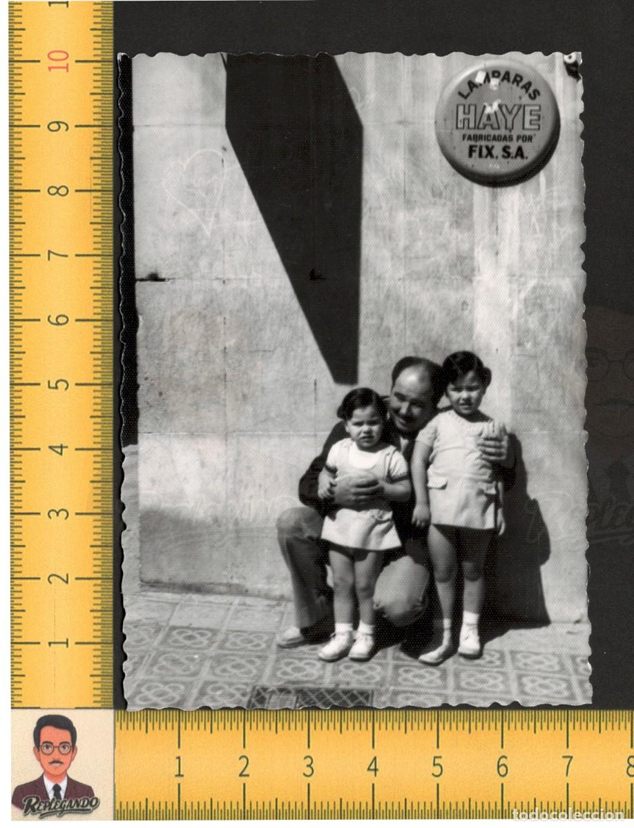 Fotograf&iacute;a antigua: BARCELONA : HOMBRE Y NI&Ntilde;AS POSAN BAJO CARTEL L&Aacute;MPARAS HAYE FIX. S.A. - FOTO ANTIGUA A&Ntilde;OS 50/60