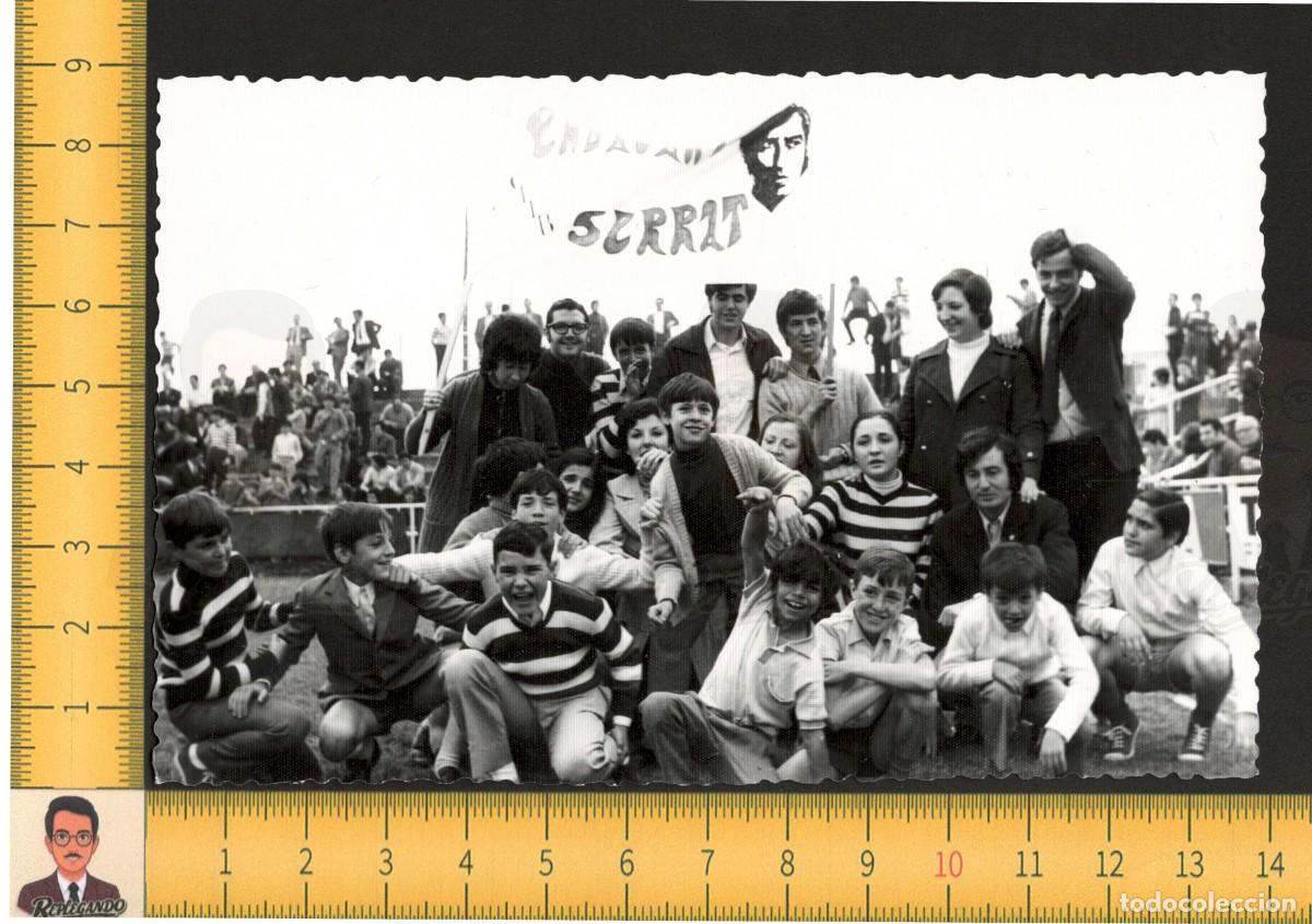 Fotograf&iacute;a antigua: GRUPO GENTE PANCARTA CLUB FANS JOAN MANUEL SERRAT BARCELONA - FOTO ANTIGUA A&Ntilde;OS 60/70 ESPA&Ntilde;A