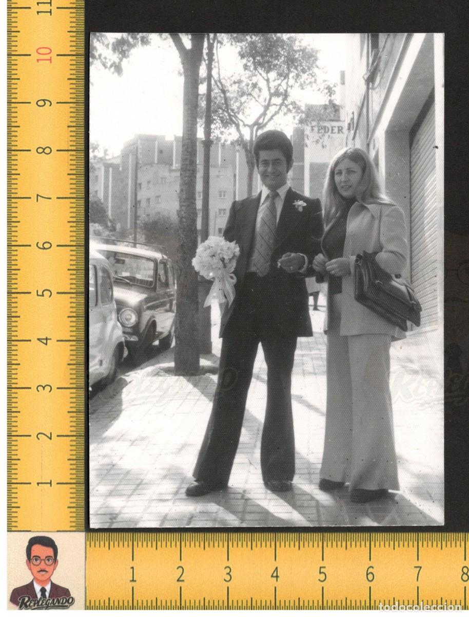 Fotograf&iacute;a antigua: LA PAREJA DE LOS PANTALONES DE CAMPANA - HOMBRE RAMO FLORES Y GUAPA MUJER - FOTO ANTIGUA A&Ntilde;OS 60/70