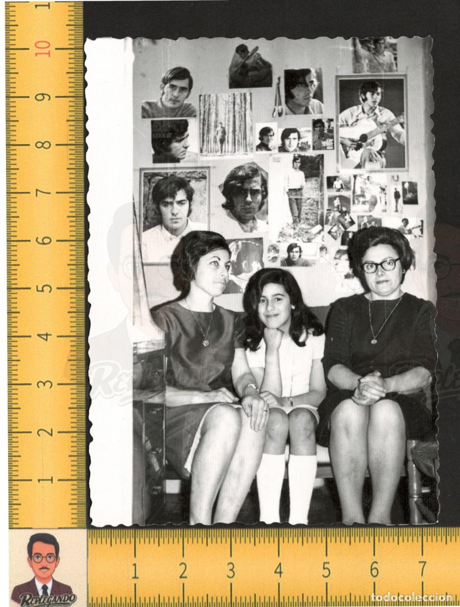 Fotograf&iacute;a antigua: &iexcl;LOCAS POR JOAN MANUEL SERRAT! - NI&Ntilde;A Y MUJERES POSTER CLUB FANS BARCELONA - FOTO ANTIGUA A&Ntilde;OS 60/70