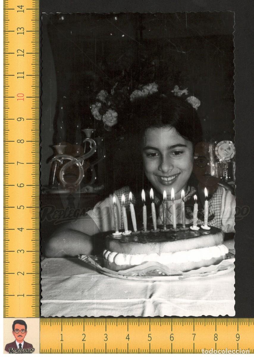 Fotograf&iacute;a antigua: SIMP&Aacute;TICA NI&Ntilde;A FELIZ SONR&Iacute;E CON GRAN TARTA DE CUMPLEA&Ntilde;OS CON VELAS - FOTO ANTIGUA A&Ntilde;OS 60 - INFANCIA