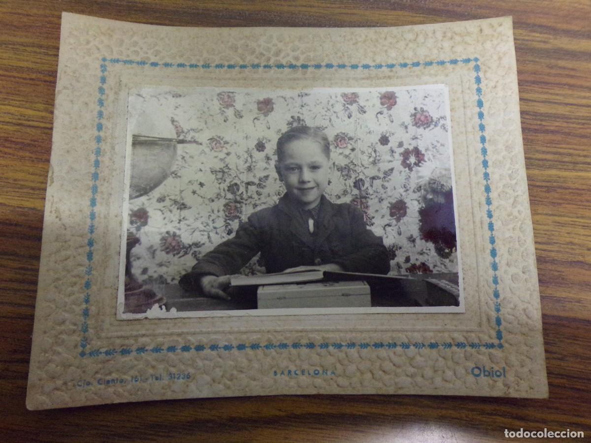 Fotograf&iacute;a antigua: ESTAMOS LIQUIDANDO. antigua fotograf&iacute;a de ni&ntilde;o con libros. probablemente a&ntilde;os 50. obiol, barcelona