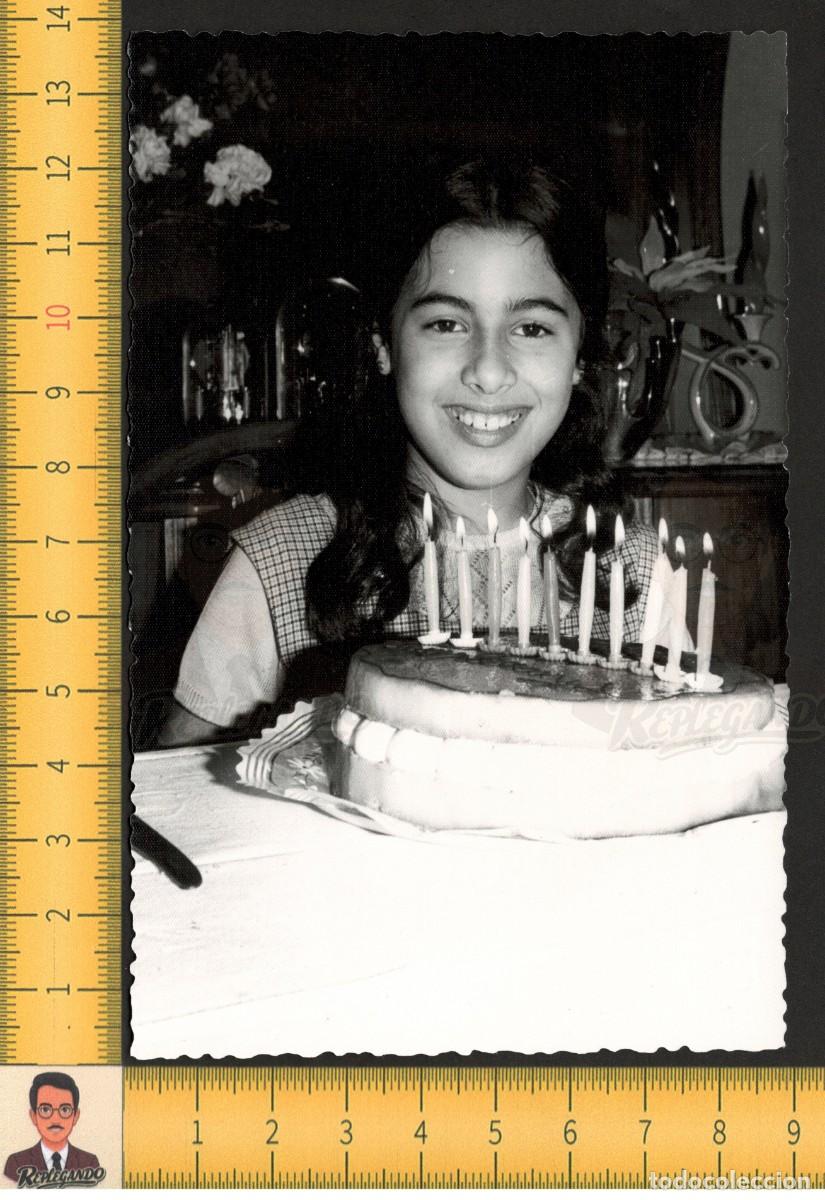 Fotograf&iacute;a antigua: SIMP&Aacute;TICA NI&Ntilde;A FELIZ SONR&Iacute;E CON GRAN TARTA DE CUMPLEA&Ntilde;OS CON VELAS - FOTO ANTIGUA A&Ntilde;OS 60 - INFANCIA