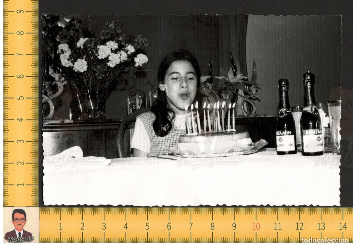 Fotograf&iacute;a antigua: NI&Ntilde;A FELIZ SOPLA VELAS TARTA CUMPLEA&Ntilde;OS - FOTO ANTIGUA A&Ntilde;OS 60 - BENJAMIN CAVA CODORNIU CATALUNYA