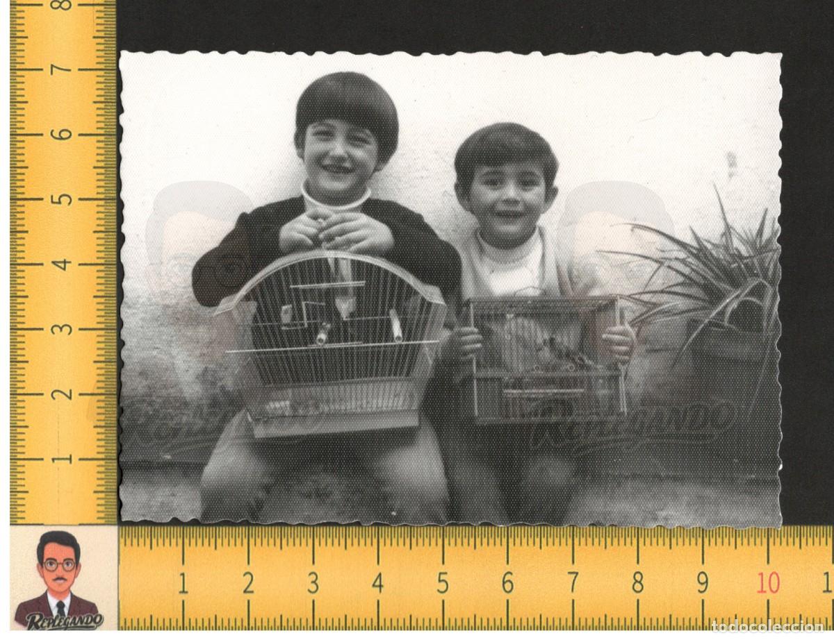 Fotograf&iacute;a antigua: NI&Ntilde;OS POSAN FELICES SONRISA CON JAULAS P&Aacute;JAROS CANARIOS - FOTO ANTIGUA A&Ntilde;OS 60/70 - ESPA&Ntilde;A FELIZ