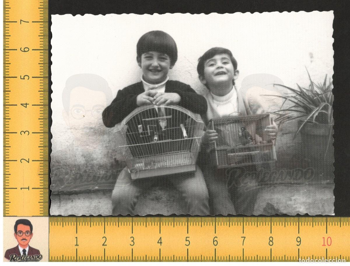 Fotograf&iacute;a antigua: NI&Ntilde;OS POSAN FELICES SONRISA CON JAULAS P&Aacute;JAROS CANARIOS - FOTO ANTIGUA A&Ntilde;OS 60/70 - ESPA&Ntilde;A FELIZ
