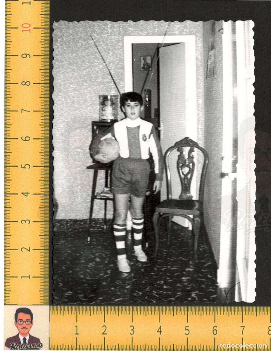 Fotograf&iacute;a antigua: NI&Ntilde;O POSA EQUIPACI&Oacute;N R.C.D ESPANYOL BARCELONA - FOTO ANTIGUA A&Ntilde;OS 60 - ESPA&Ntilde;A PELOTA F&Uacute;TBOL LIGA
