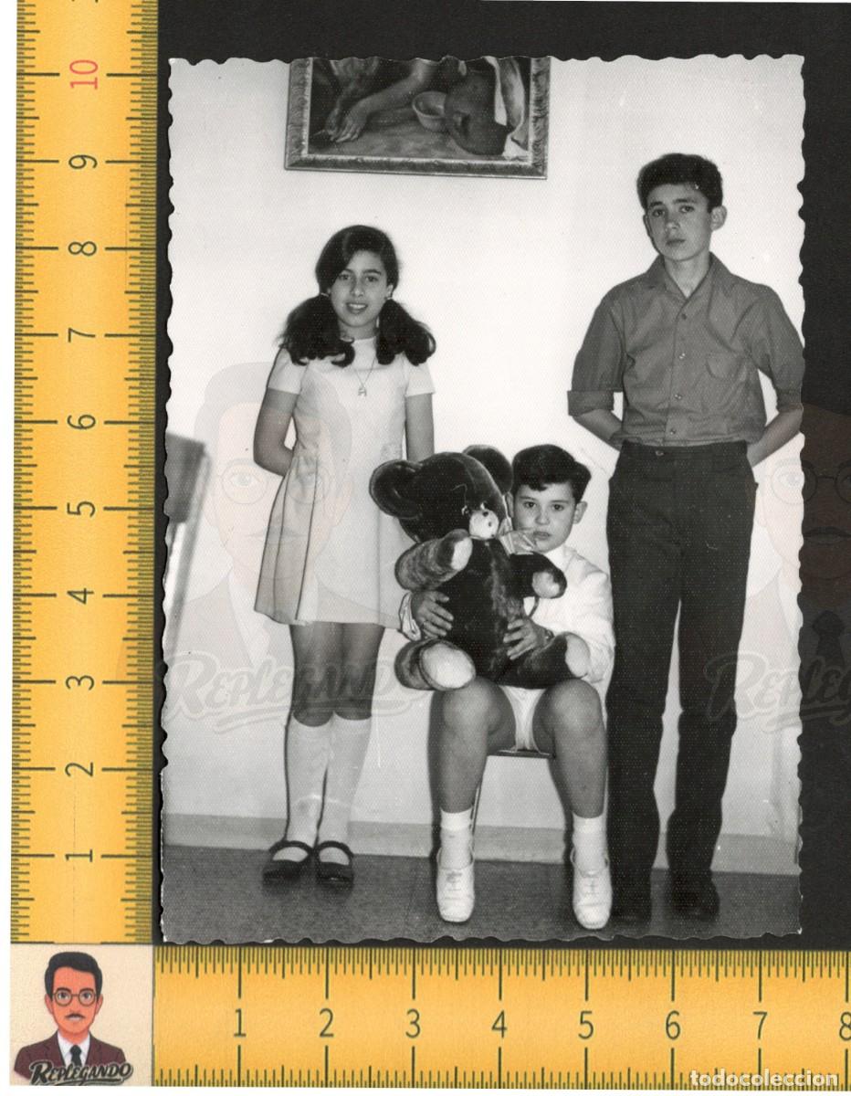 Fotograf&iacute;a antigua: TR&Iacute;O NI&Ntilde;OS OSO DE PELUCHE ENORME - FOTO ANTIGUA A&Ntilde;OS 60 - INFANCIA JUGUETE ESPA&Ntilde;A OSITO MU&Ntilde;ECO