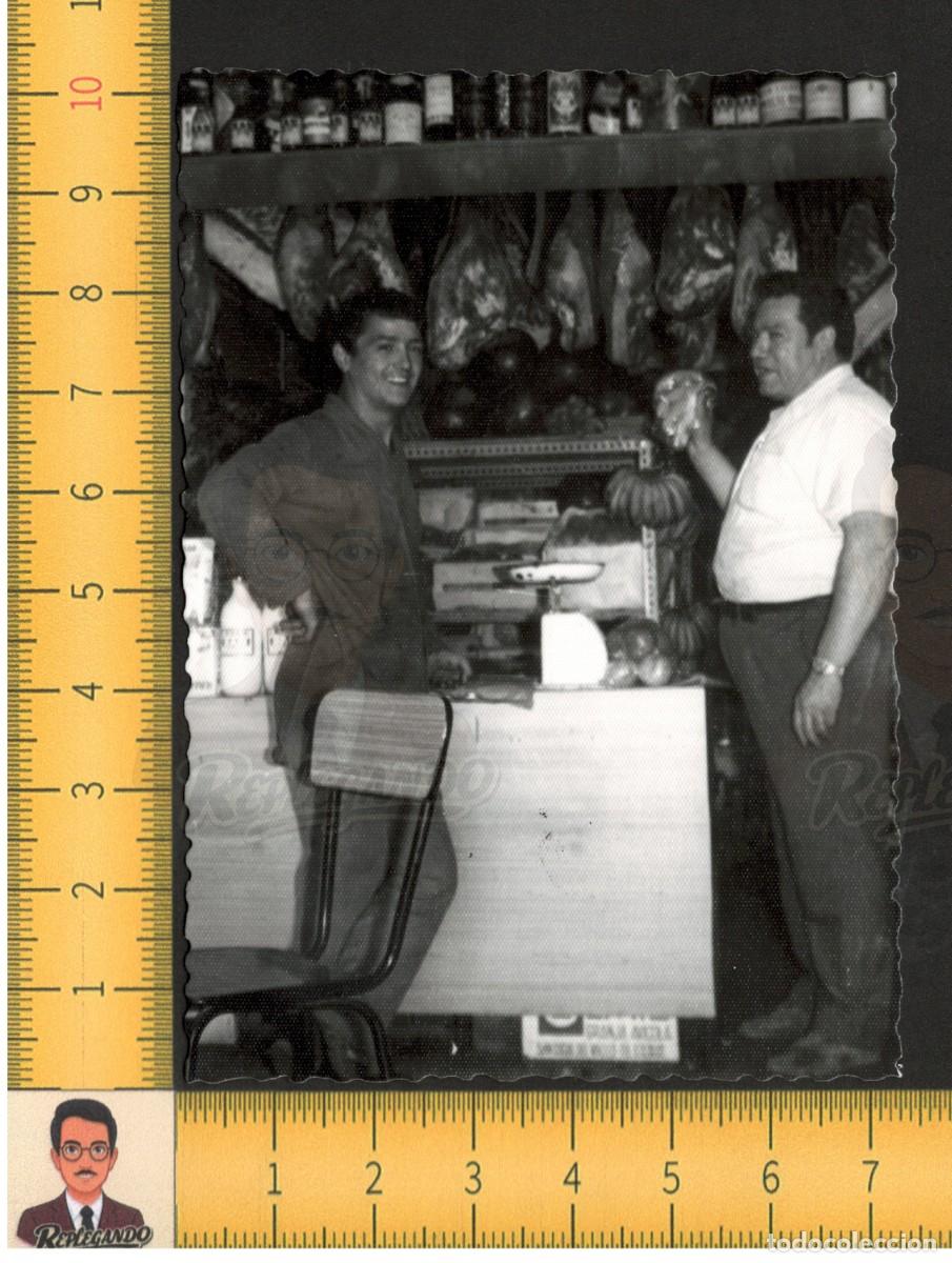 Fotograf&iacute;a antigua: TIENDA DE BARRIO COLMADO / SECADERO JAMONES LICOR CALISAY / FOTO ANTIGUA A&Ntilde;OS 60 / ESPA&Ntilde;A BARCELONA