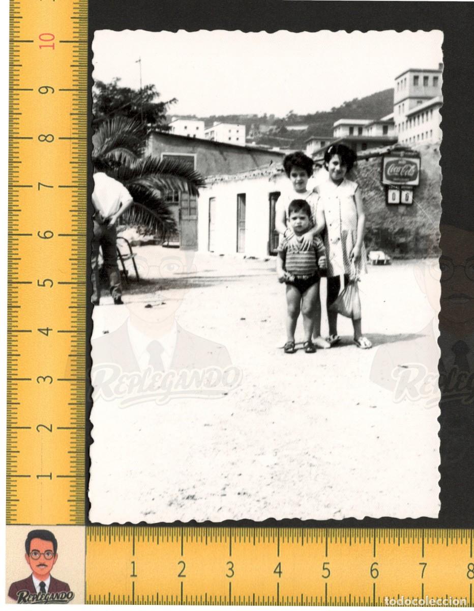 Fotograf&iacute;a antigua: BARCELONA : NI&Ntilde;OS EN CAMPO F&Uacute;TBOL BARRIO MARCADOR PUBLICIDAD COCA-COLA / FOTO ANTIGUA A&Ntilde;OS 60