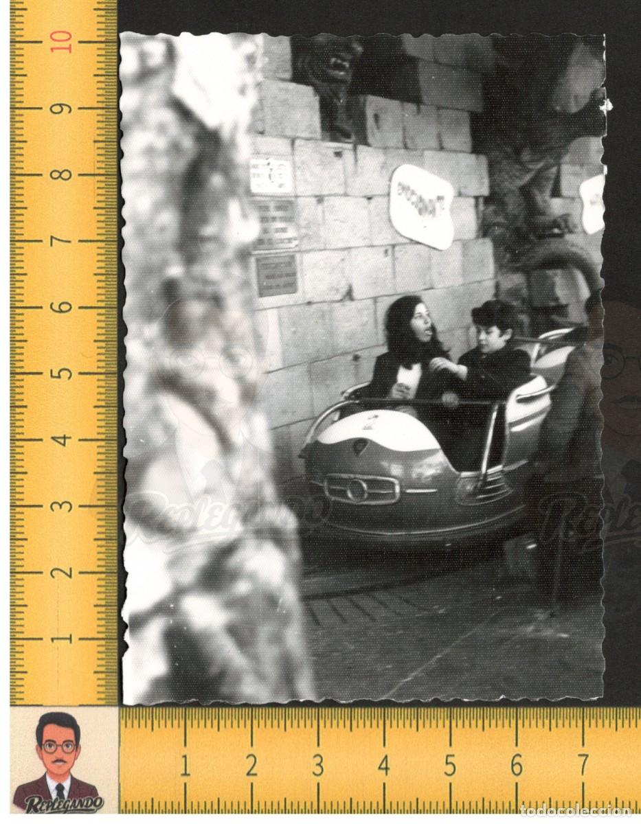 Fotograf&iacute;a antigua: BARCELONA : CHICA Y NI&Ntilde;O PASAJE TERROR MONTJUIC - FOTO ANTIGUA A&Ntilde;OS 60/70 - PARQUE ATRACCIONES FERIA