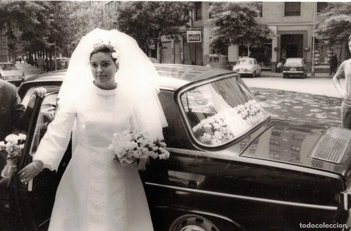 Fotograf&iacute;a antigua: :::: LL172 - FOTOGRAFIA - NOVIA JUNTO AL COCHE DE LA BODA - 18 X 12 CM.