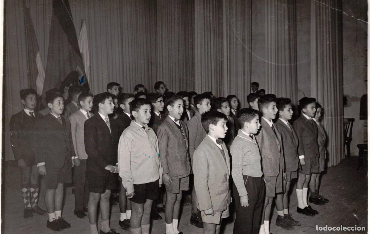 Fotograf&iacute;a antigua: :::: LL182 - FOTOGRAFIA - GRUPO DE NI&Ntilde;OS CANTANDO - 18 X 12 CM.