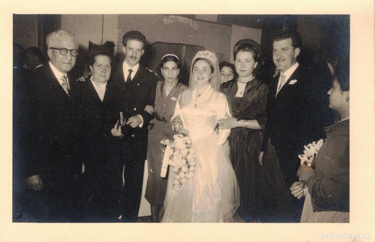 Fotograf&iacute;a antigua: :::: LL187 - FOTOGRAFIA - PAREJA DE NOVIOS CON SUS FAMILIARES - 18 X 12 CM.