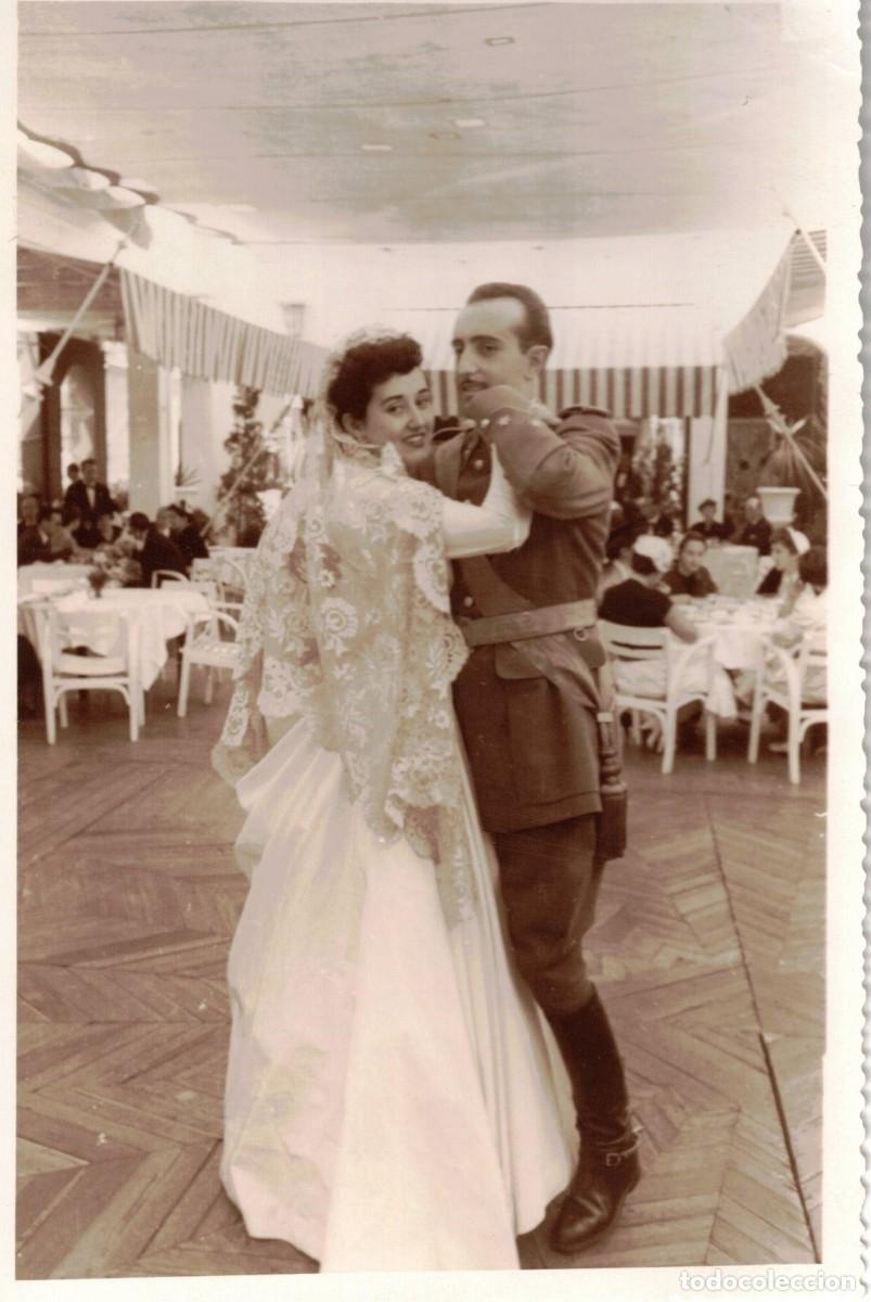 Fotograf&iacute;a antigua: :::: LL197 - FOTOGRAFIA - PAREJA DE NOVIOS BAILANDO - 17,5 X 11,5 CM.