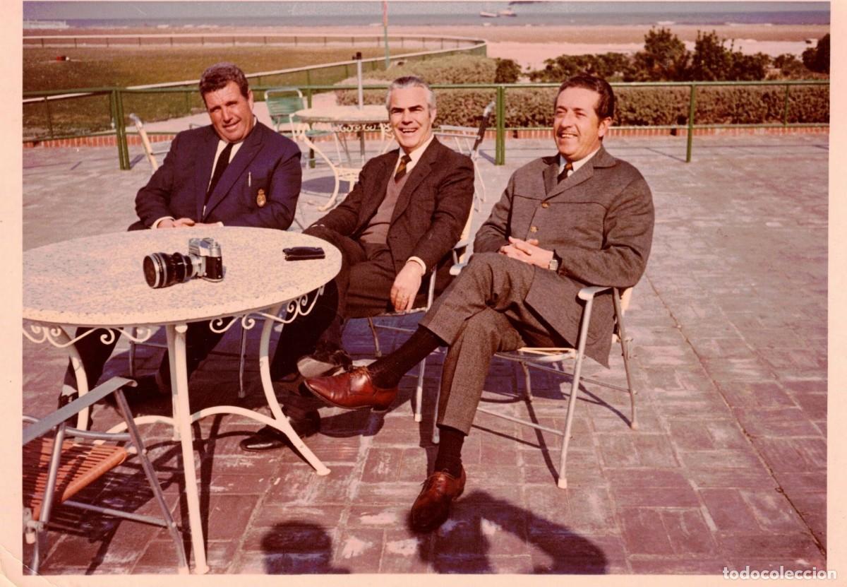 Fotograf&iacute;a antigua: :::: LL199 - FOTOGRAFIA - TRES AMIGOS SENTADOS EN UNA TERRAZA - 17,5 X 12,5 CM.