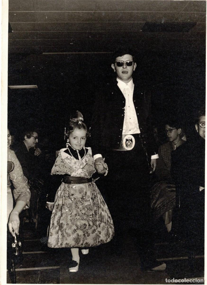 Fotograf&iacute;a antigua: :::: LL200 - FOTOGRAFIA - PEQUE&Ntilde;A FALLERA CON SU ACOMPA&Ntilde;ANTE - 17,5 X 12,5 CM.