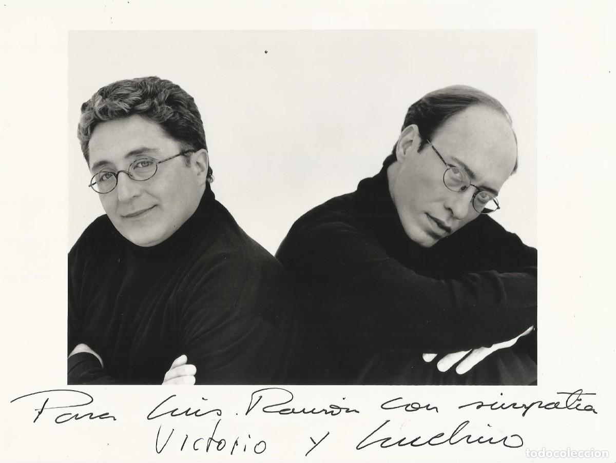 Fotograf&iacute;a antigua: Victorio y Lucchino. Dise&ntilde;adores moda. Fotografia firmada y dedicada. 18x24 cm. 1995.