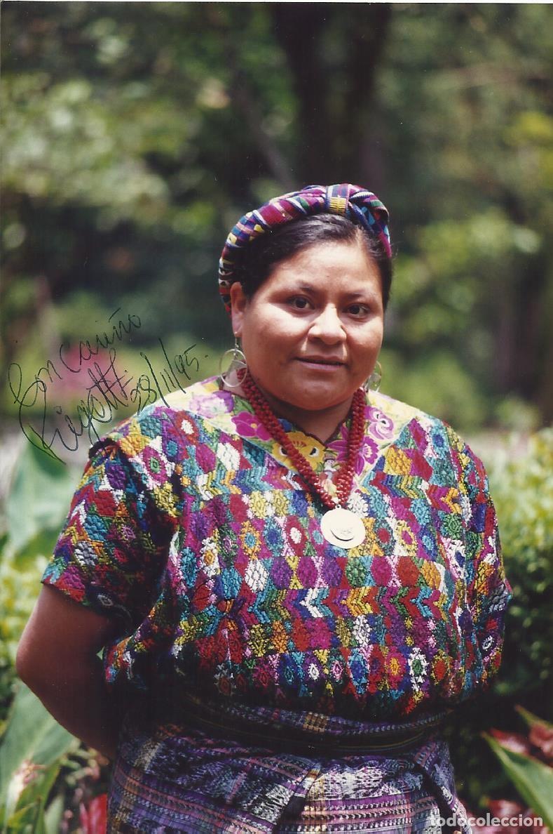 Fotograf&iacute;a antigua: Rigoberta Menchu. 1992. Premio Nobel de la Paz. Fotografia firmada y dedicada. 15x10 cm. 1995. Agfa.