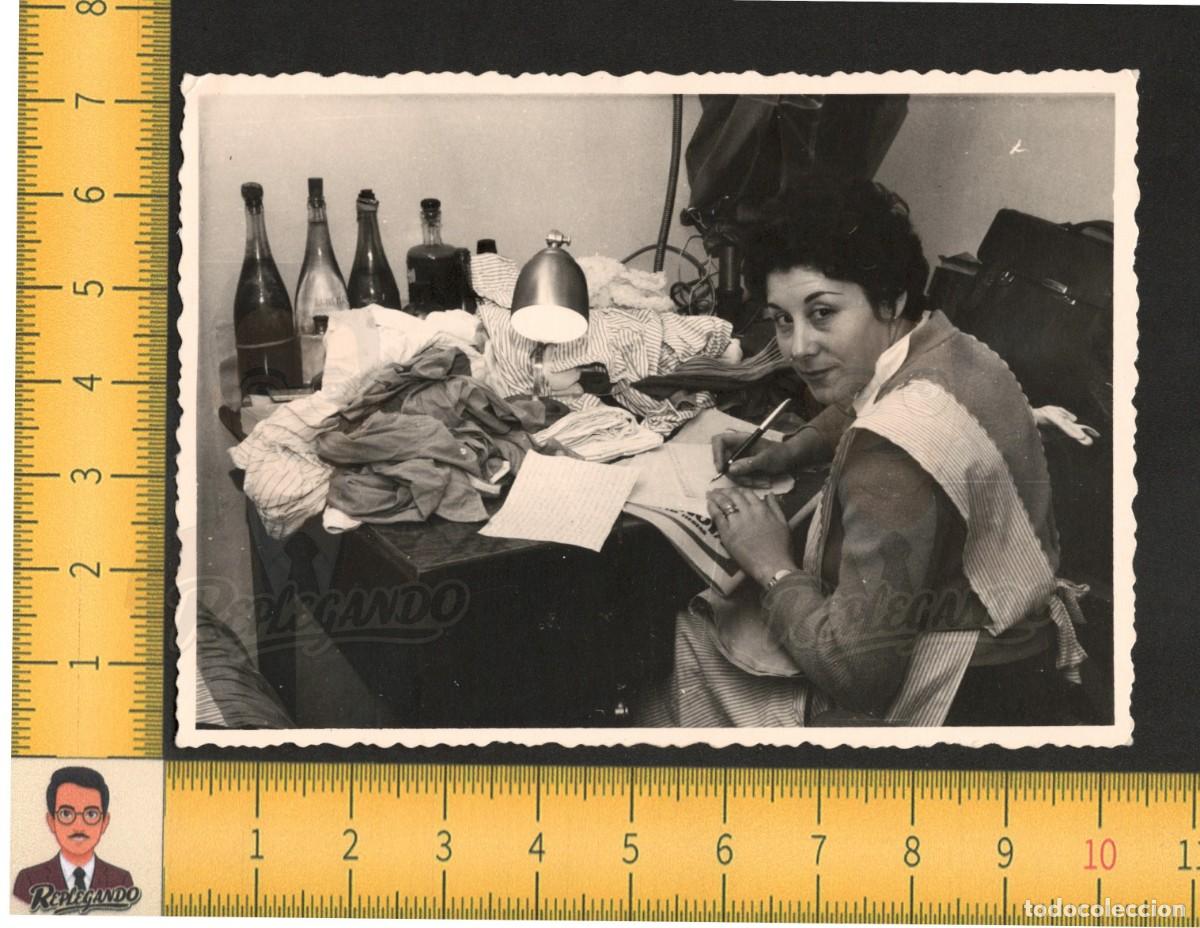 Fotograf&iacute;a antigua: LA BELLA MODISTA - GUAPA MUJER CON DELANTAL ESCRIBIENDO CARTA - FOTO ANTIGUA A&Ntilde;OS 50/60 - ESPA&Ntilde;A