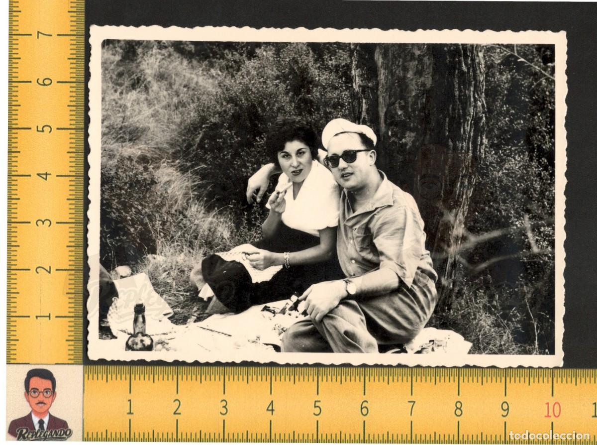 Fotograf&iacute;a antigua: PICNIC DE ENAMORADOS - PAREJA JOVEN HOMBRE MUJER MERIENDA CAMPO - FOTO ANTIGUA A&Ntilde;OS 50/60 - ESPA&Ntilde;A
