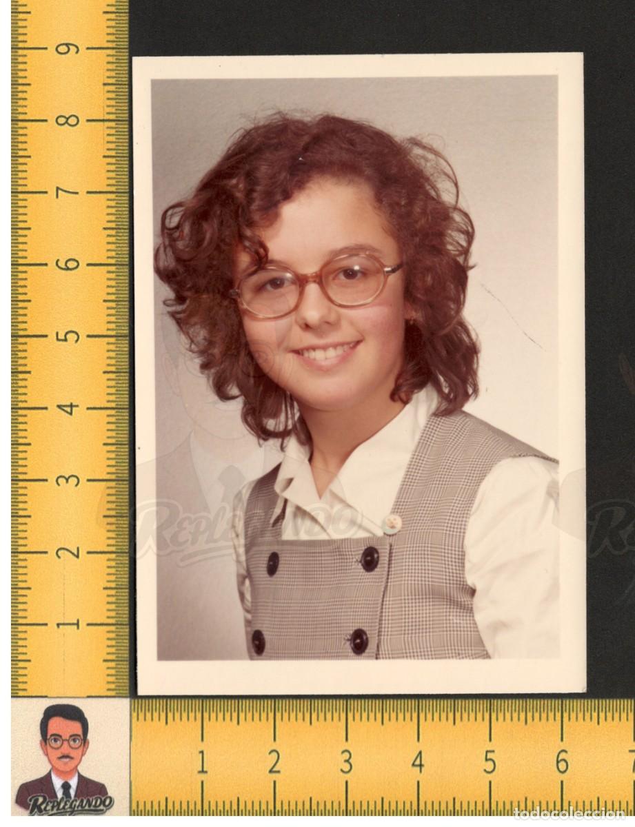 Fotograf&iacute;a antigua: RETRATO MUJER CHICA JOVEN BELLA SONRISA GAFAS DE PASTA - FOTO VINTAGE ESTUDIO A&Ntilde;OS 60/70 - ESPA&Ntilde;A