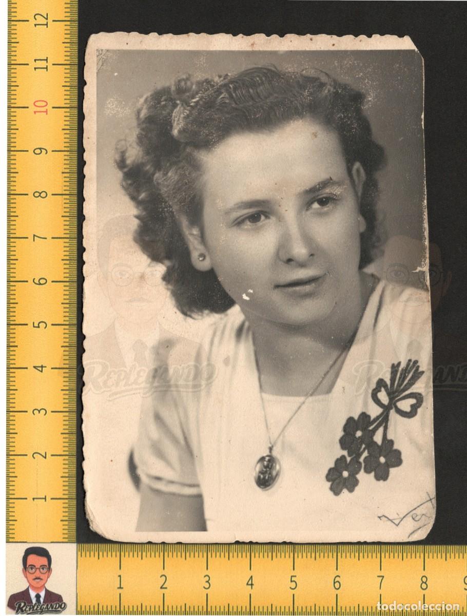 Fotograf&iacute;a antigua: RETRATO MUJER CHICA JOVEN MEDALLA VIRGEN MONTSERRAT - FOTO ANTIGUA ESTUDIO A&Ntilde;OS 50 - MANRESA 001