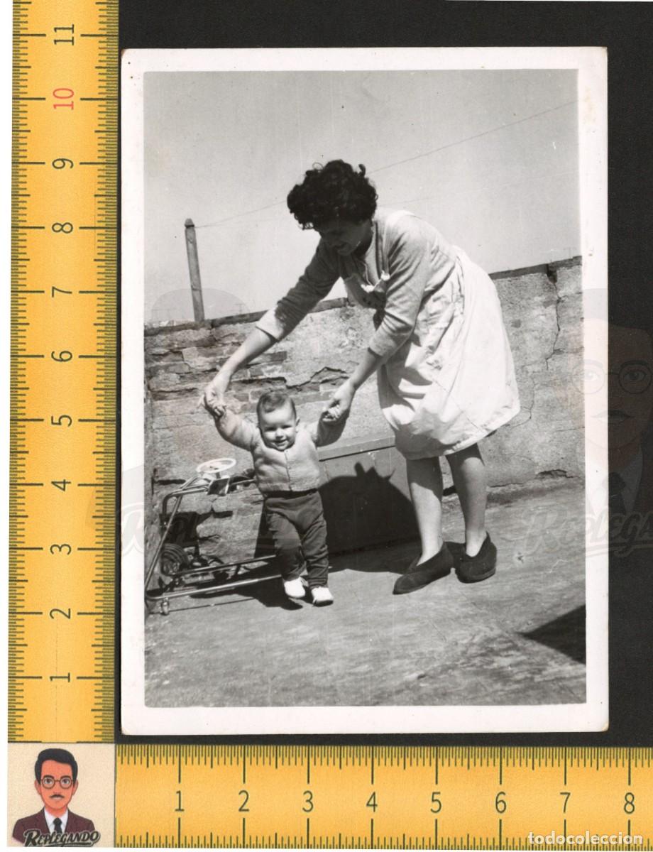 Fotograf&iacute;a antigua: LOS PRIMEROS PASOS - NI&Ntilde;O BEB&Eacute; TACAT&Aacute; CAMINA PRIMERA VEZ CON MAM&Aacute; - FOTO ANTIGUA A&Ntilde;OS 50 - INFACIA