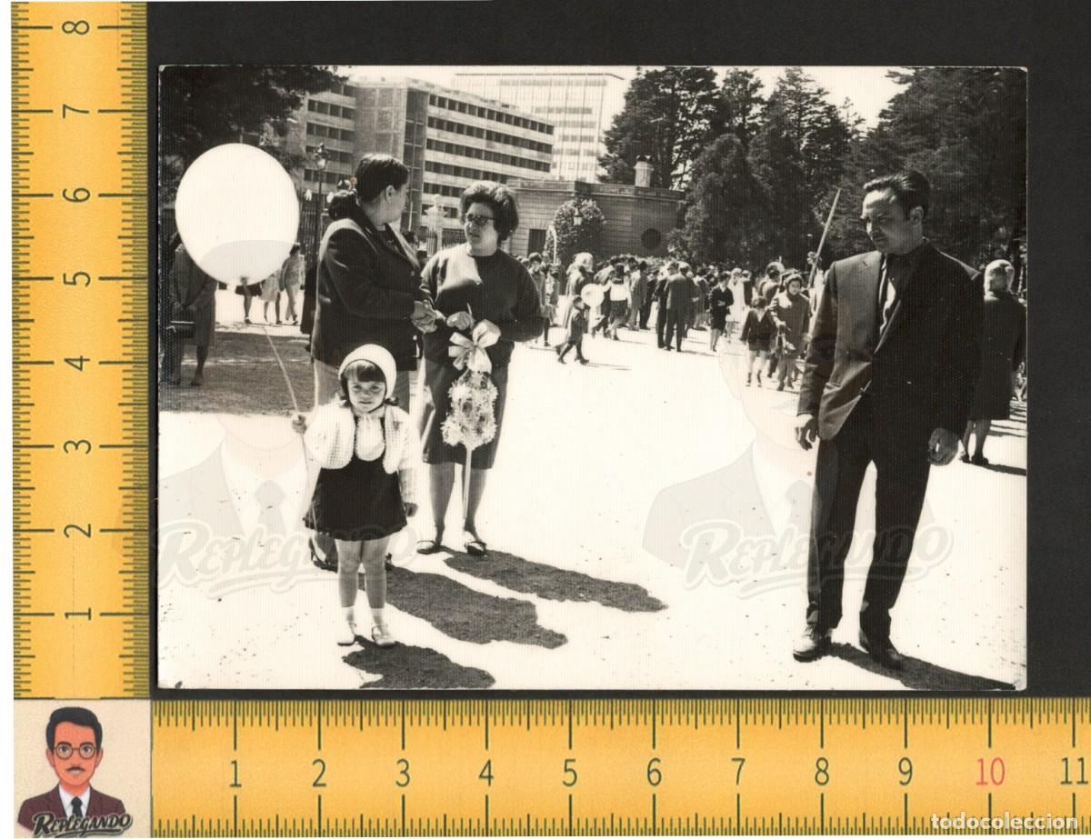 Fotograf&iacute;a antigua: LA NI&Ntilde;A DEL GLOBO GIGANTE Y EL PAP&Aacute; MUDADO DE DOMINGO - FOTO ANTIGUA A&Ntilde;OS 60 - INFACIA &iquest;BARCELONA?