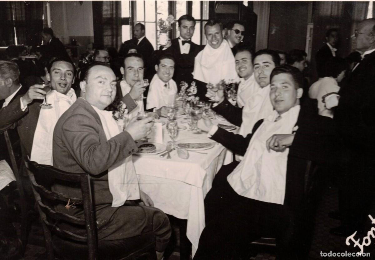 Fotograf&iacute;a antigua: :::: LL210 - FOTOGRAFIA - GRUPO DE AMIGOS EN UNA COMIDA - 17 X 12 CM.