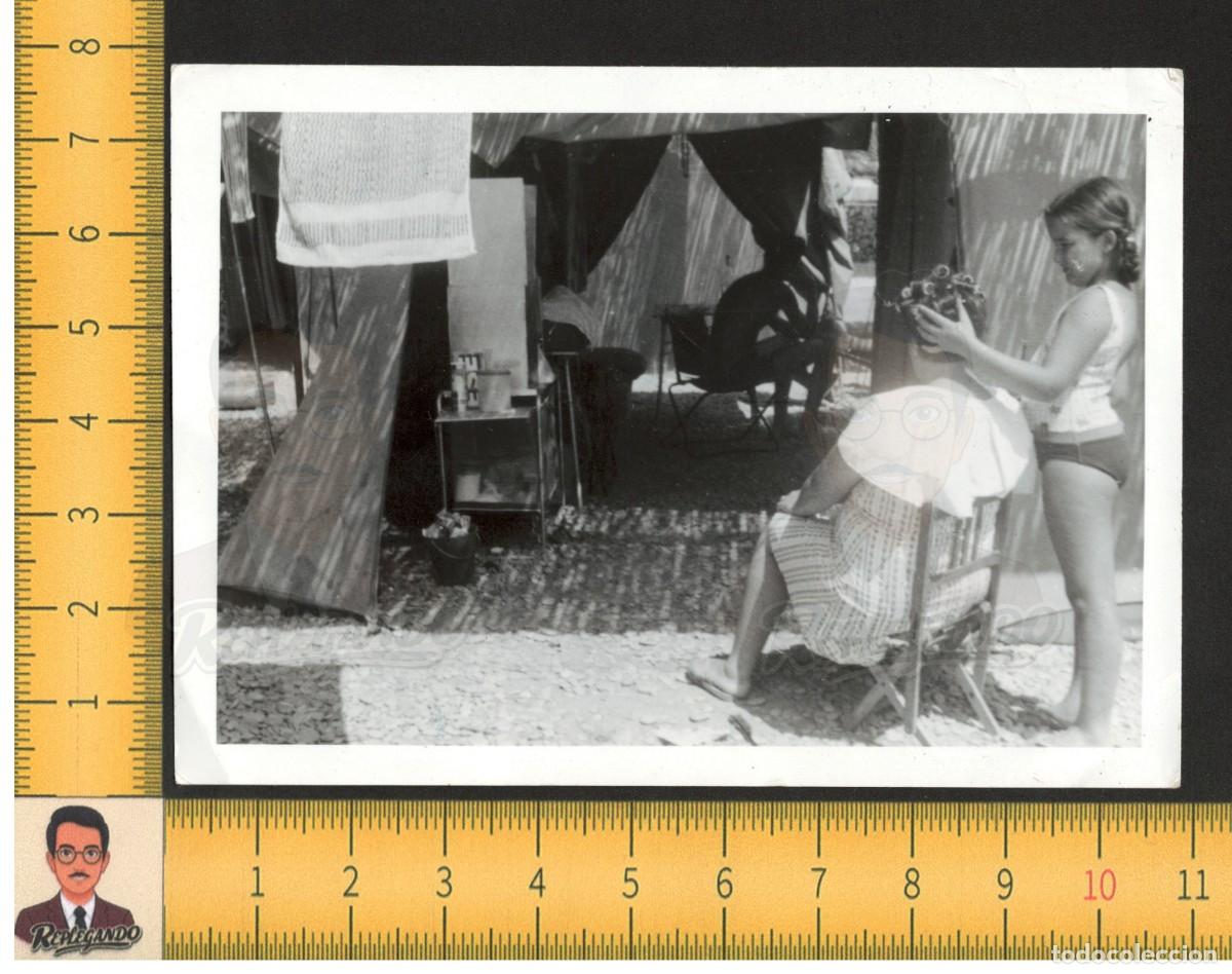 Fotograf&iacute;a antigua: LA PEQUE&Ntilde;A PELUQUERA - NI&Ntilde;A PEINANDO A MAM&Aacute; RULOS EN CAMPING - FOTO ANTIGUA ART&Iacute;STICA A&Ntilde;OS 50/60