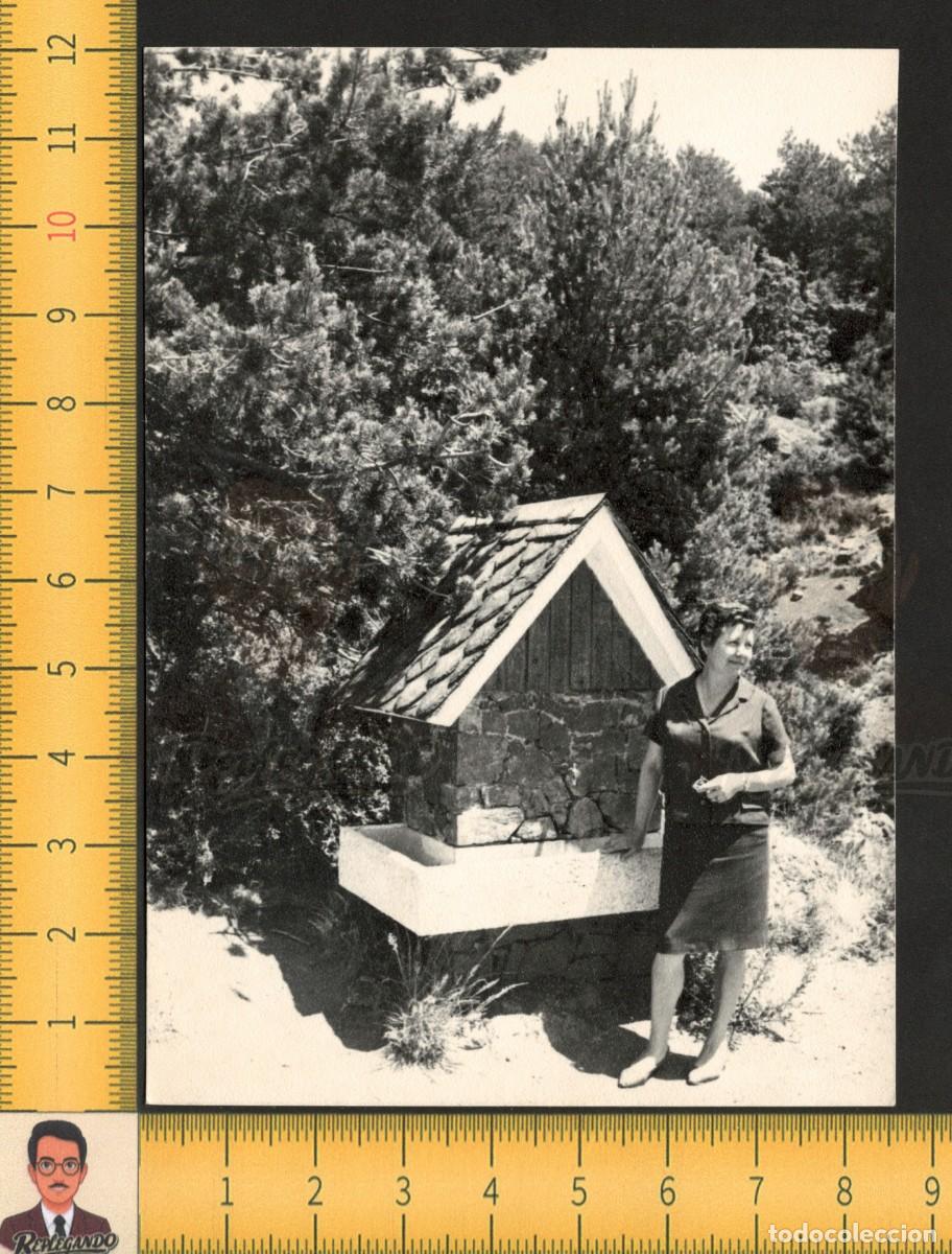 Fotograf&iacute;a antigua: CASTELLAR DE N'HUG : MUJER POSA EN CASITA FUENTE - FOTO ANTIGUA A&Ntilde;OS 50/60 - BERGAD&Aacute; CATALUNYA